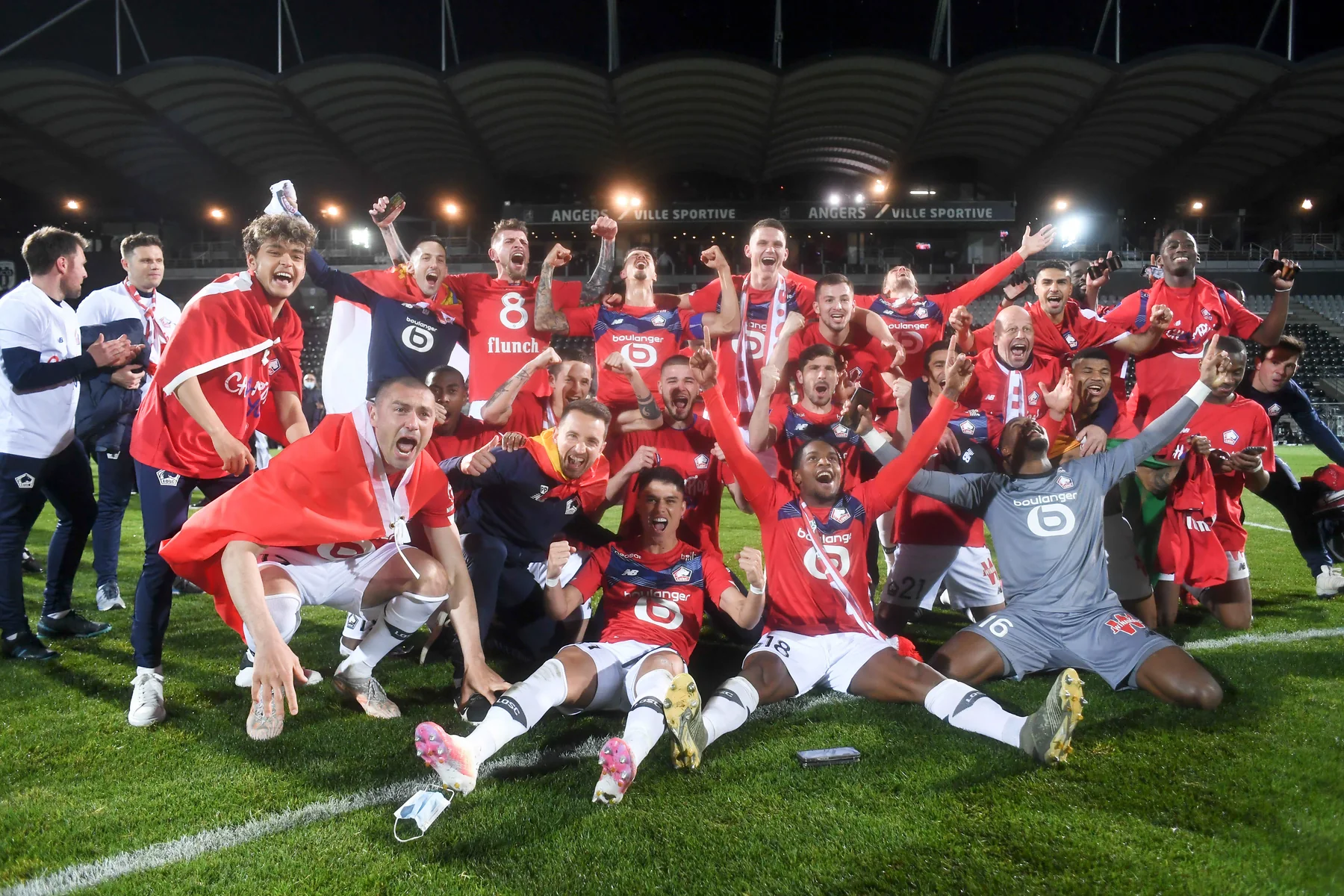Lille players celebrating the 2020/21 Ligue 1 title